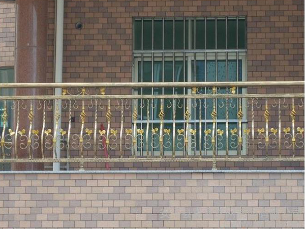 别墅外墙翻新——阳台护栏的种类及安装注意事项之铝艺护栏